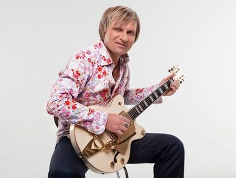 Скрипка катається на лижах у французьких Альпах