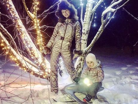 Старший сын Пескова прокатил на лопате свою младшую сестру