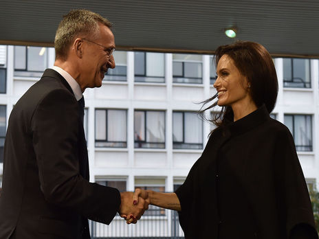 Джоли обсудила со Столтенбергом сексуальное насилие по отношению к женщинам в зонах военных конфликтов