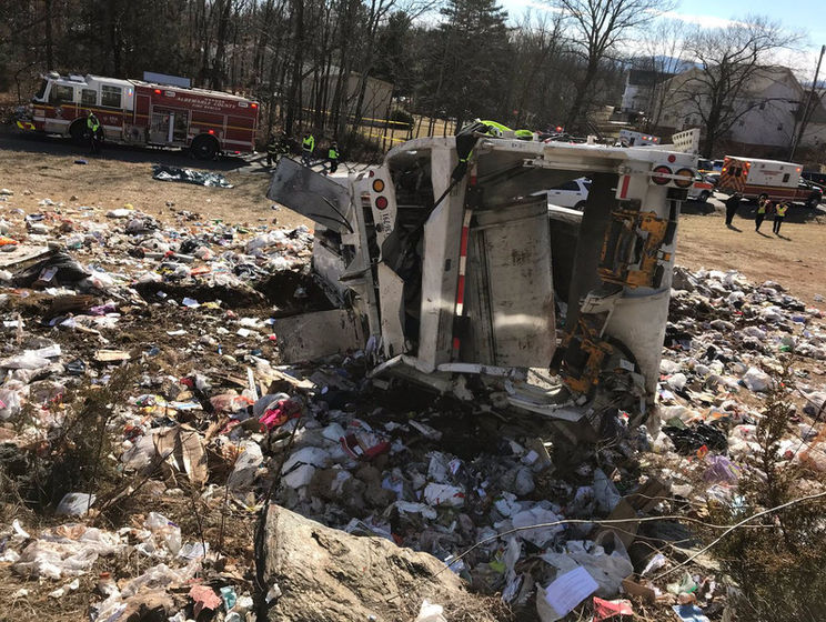 В США поезд с конгрессменами столкнулся с мусоровозом, погиб один человек