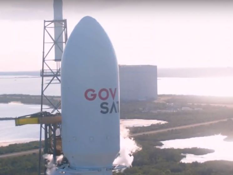 Компанія SpaceX успішно запустила ракету Falcon 9 із військовим супутником. Відео