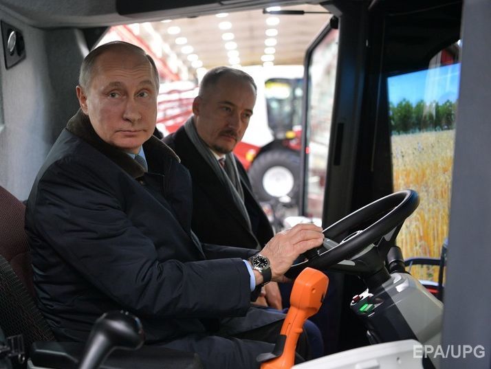 Путин пошутил, что в случае поражения на выборах пойдет "работать комбайнером". Видео