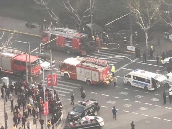 В Шанхае микроавтобус протаранил прохожих, пострадали 18 человек
