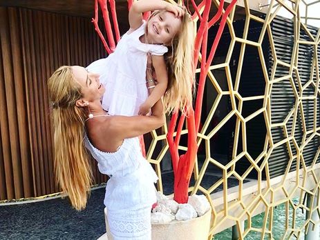 Трехлетняя дочь Навки и Пескова дома прокатилась на роликах