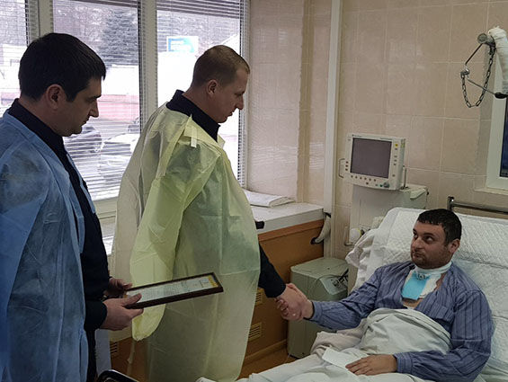 Двоим правоохранителям, которые пострадали в результате взрыва гранаты в Бердянске, присвоили звания капитанов полиции