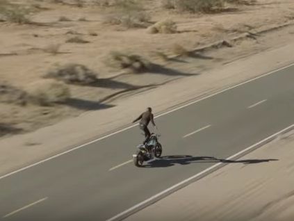 Кіану Рівз знявся в екстремальній рекламі: проїхав пустелею, стоячи на мотоциклі