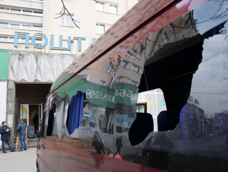 В Киеве неизвестные в балаклавах разгромили дубинками маршрутки