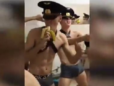 Ульяновские курсанты получили выговор за эротическую пародию на клип Satisfaction