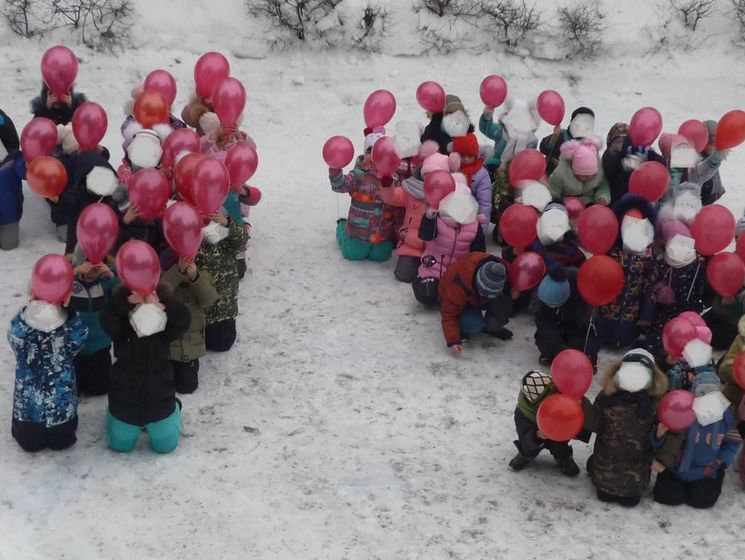 В Волгоградской области маленьких детей поставили на колени в снег в честь Сталинградской битвы