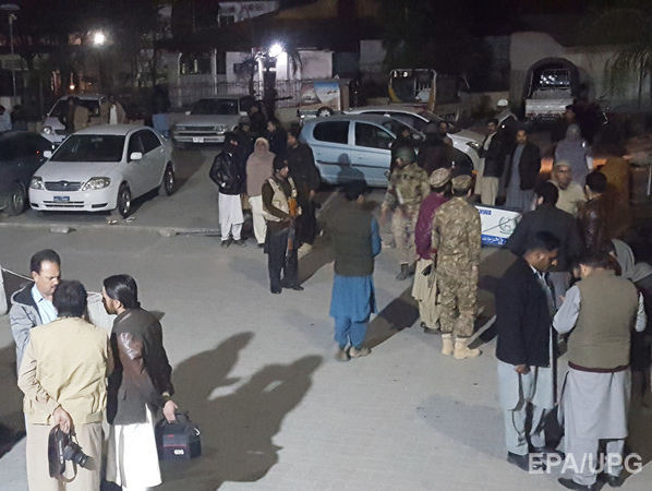 У Пакистані таліб-смертник підірвав себе біля військової бази, загинуло 11 військових