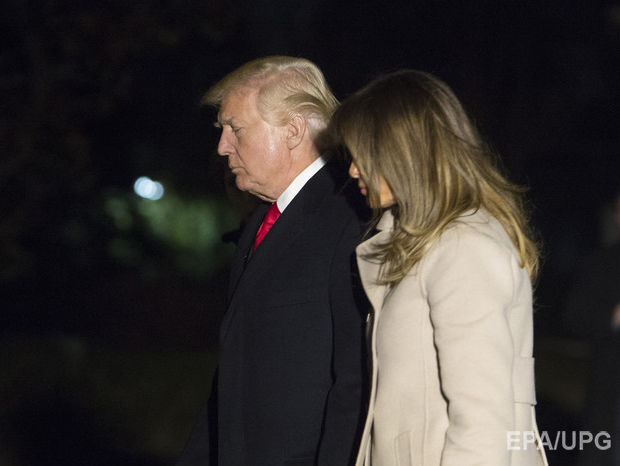Меланія Трамп відмовилася фотографуватися з чоловіком біля трапа літака. Відео