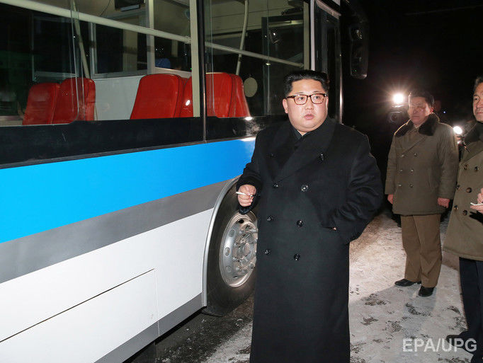 Лідер КНДР із дружиною прокаталися на новому тролейбусі нічним Пхеньяном