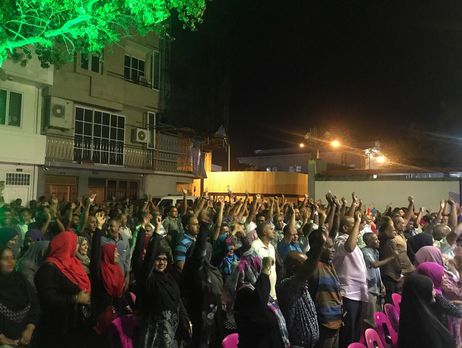 На Мальдивах военные окружили парламент