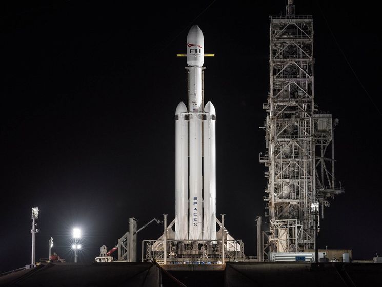 У США готуються до запуску надважкої ракети Falcon Heavy, старт відкладено через вітер