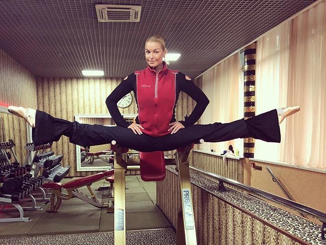 Волочкова поделилась архивным снимком с балериной Зубковской