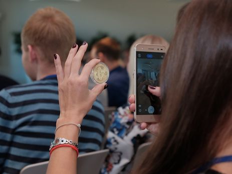 Біткоін подорожчав до $8 тис.