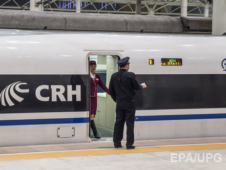Патрульных на вокзале в китайском Чжэнчжоу оснастили очками с системой распознавания лиц
