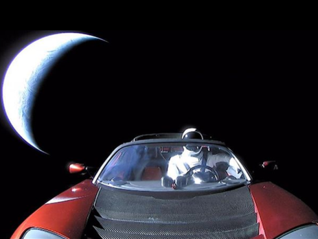 Электрокар Tesla, который запустили на Falcon Heavy, официально признали космическим спутником