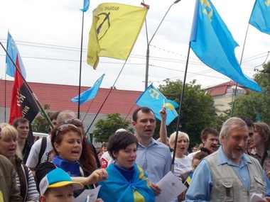 В Киеве несколько сотен человек пикетировали российское посольство
