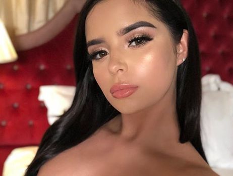 Модель plus size Деми Роуз показала тело в прозрачном белье