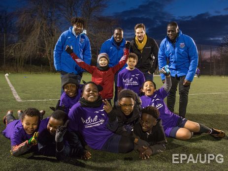 Камбербэтч сыграл в футбол с юными спортсменами