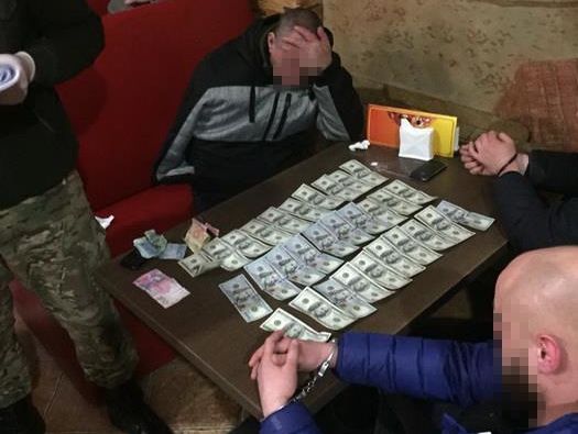 Правоохоронці затримали на хабарі співробітника СБУ у Волинській області