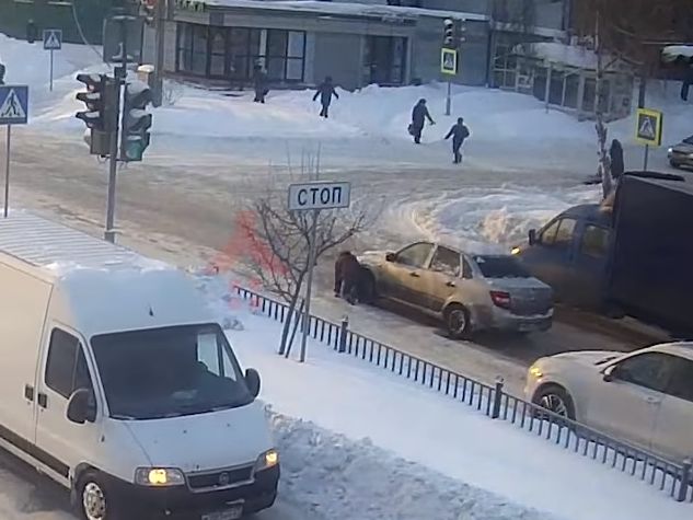 У РФ водій переїхав жінку, яка послизнулася, щоби не чекати на світлофорі, поки вона встане. Відео