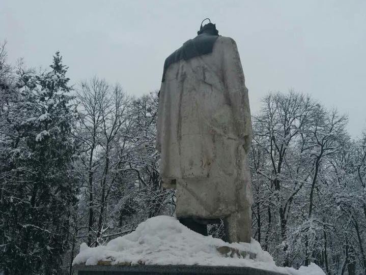 У Львівській області невідомі відбили голову від пам'ятника Тарасу Шевченку