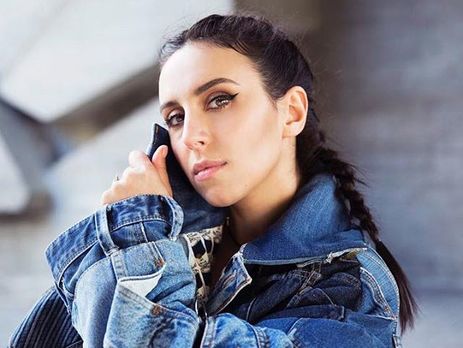 Беременная Джамала показала живот в облегающем платье