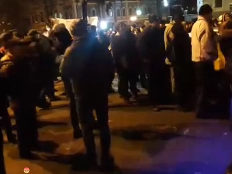 Под Администрацией Президента Украины произошла потасовка между правоохранителями и сторонниками Саакашвили