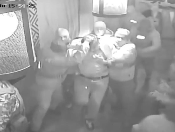 Саакашвили во время задержания в киевском ресторане схватили за волосы и ударили по лицу. Видео