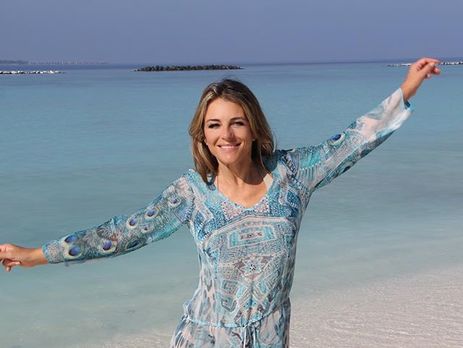 52-летняя Херли показала грудь в полупрозрачной накидке