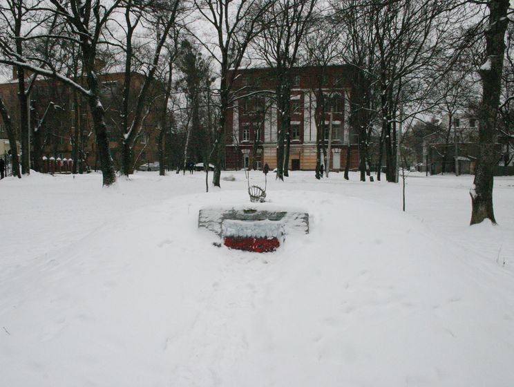 В Харькове памятник бойцам УПА разрисовали в цвета польского флага