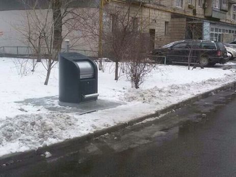 Киевские власти продолжают устанавливать подземные контейнеры для мусора