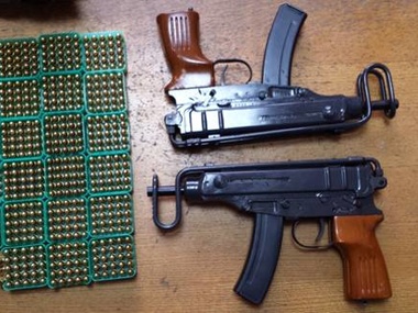 В Киеве СБУ задержала участников преступной группировки, которая поставляла оружие сепаратистам