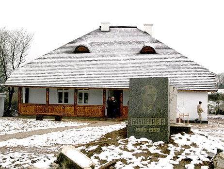 В Івано-Франківській області невідомі кинули вибуховий пристрій у будівлю музею Бандери