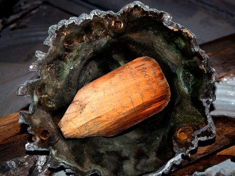 Реставраторы обнаружили в бронзовых львах у Национального художественного музея в Киеве записку из 1900 года