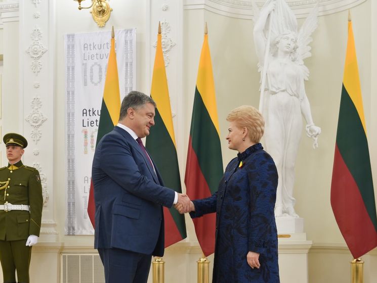 Порошенко подарував Грібаускайте "Луцький список" Другого литовського статуту. Відео