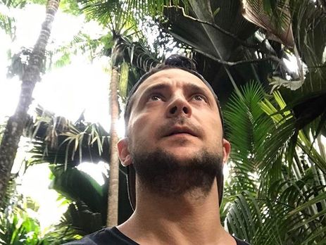 Зеленский подтягивается с гантелью между ногами