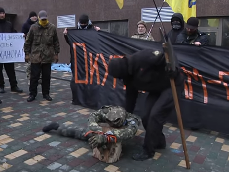 Біля Генконсульства РФ в Одесі обезголовили і спалили опудало російського окупанта. Відео