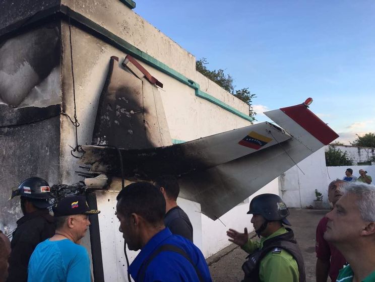 У Венесуелі літак упав на житловий будинок, загинула одна людина