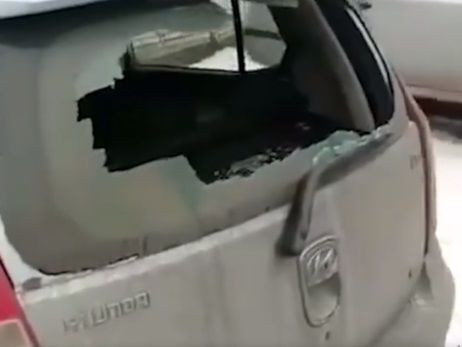 Одессита, громившего топором машины возле Соломенского райсуда Киева, отпустили под домашний арест