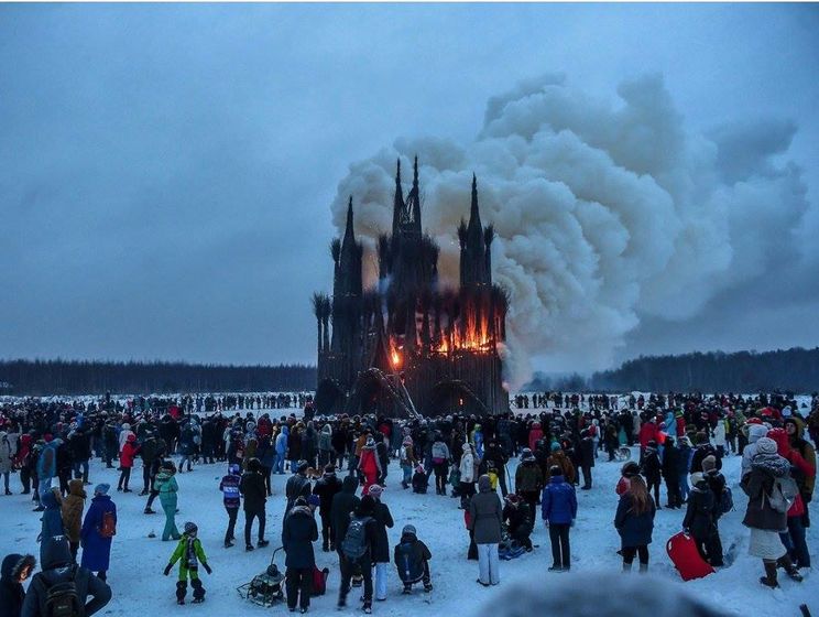 У Калузькій області на честь Масляної спалили макет католицького костелу
