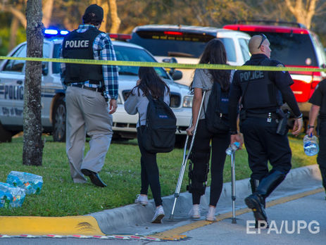 Стрілянина у школі у США: у Флориді пройшли мітинги з вимогою посилити норми володіння зброєю