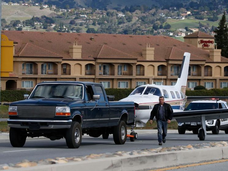В США самолет совершил экстренную посадку на автомобильную трассу