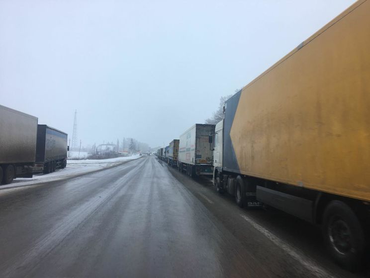 У Харківській області на кордоні з Росією з боку України зібралася черга з приблизно 150 вантажівок