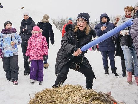 Собчак отпраздновала Масленицу в деревне