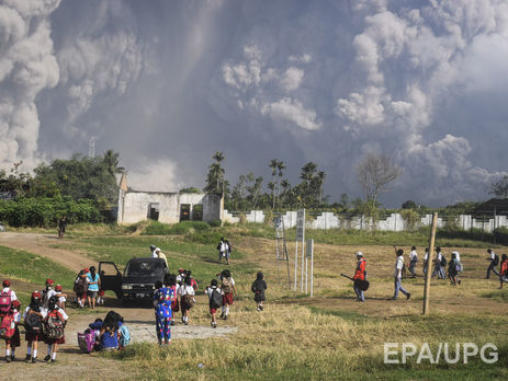 На Суматре вулкан выбросил гигантский столб пепла