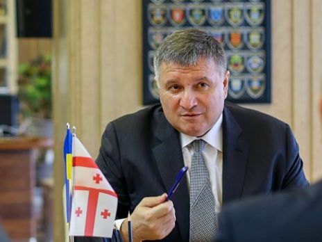 Приказ о присвоении наградного оружия добровольцу, стрелявшему в полицейского под судом, отменен – Аваков