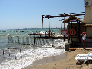В Крыму начинают сносить заборы вокруг пляжей